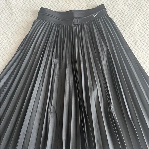 Nike Women's Black Pleated A-Line Skirt - Picture 2 of 4